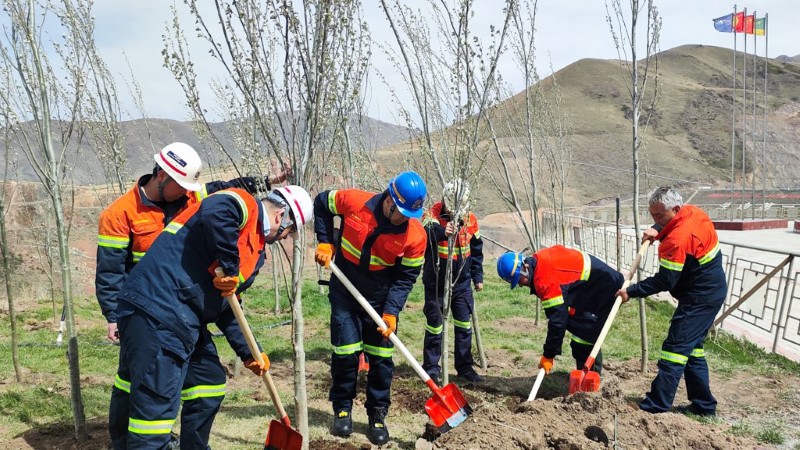 吉尔吉斯斯坦自然资源部部长到奥同克公司参加植树活动